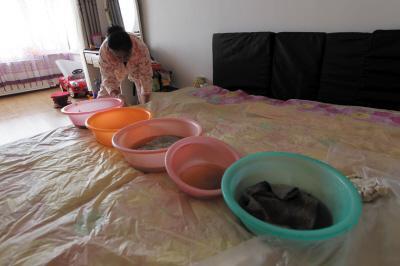 靖西楼上漏水，住户失联，小区没物管，业主维权难！律师来支招……